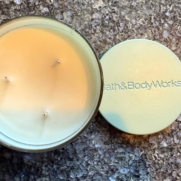 NEW SPRINGTIME IN PARIS 3-Wick 14.5 oz Candle Bath & Body Works - Picture 3 of 4